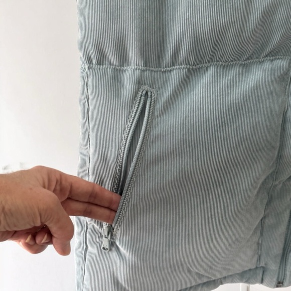 NWT Vineyard Vines Women’s Light Blue Corduroy Puffer Vest! Medium! NEW! - Picture 6 of 9